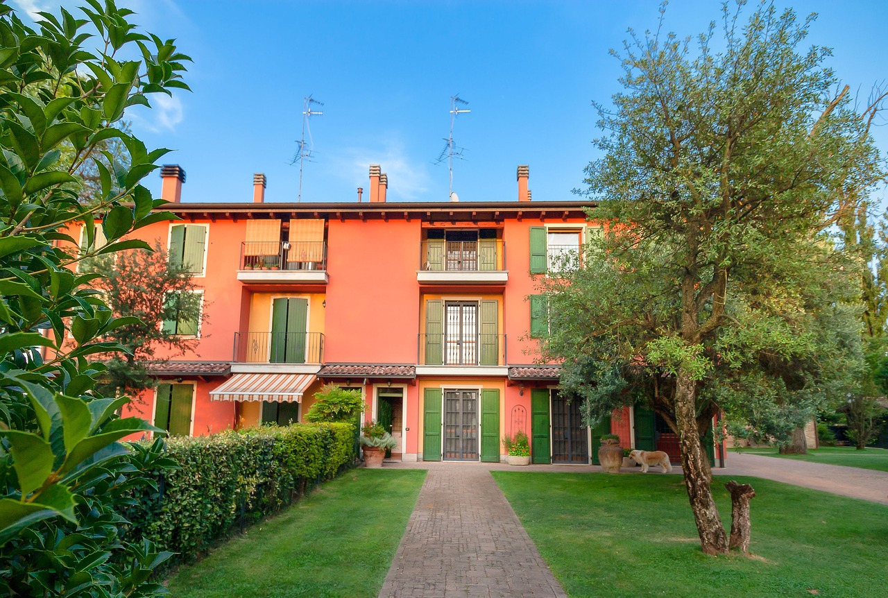 Elegante Casa Semi-Indipendente con Piscina e Giardino Condivisi