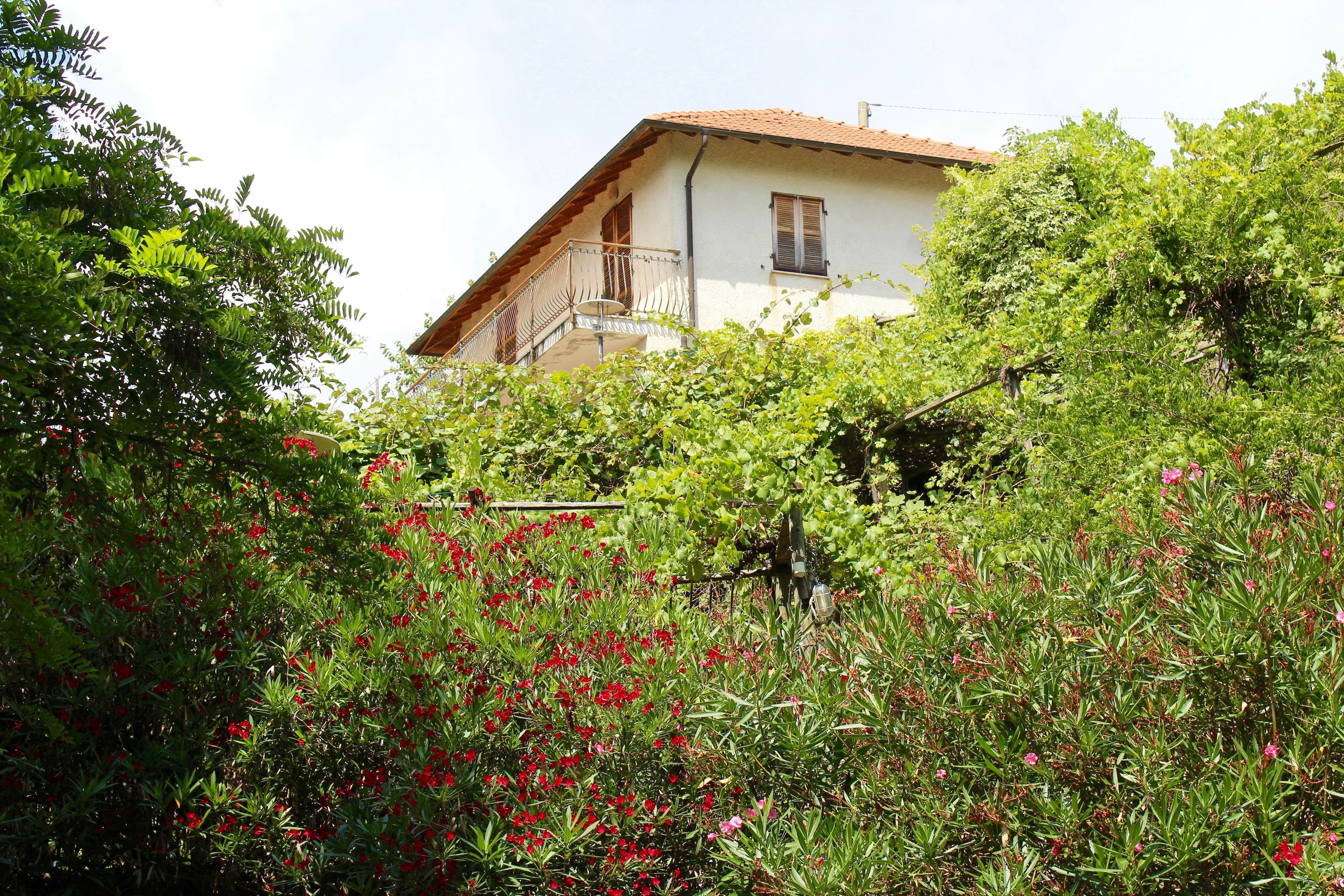 Casa di Campagna con Grande Giardino e Piccola Piscina vicino ad Andagna
