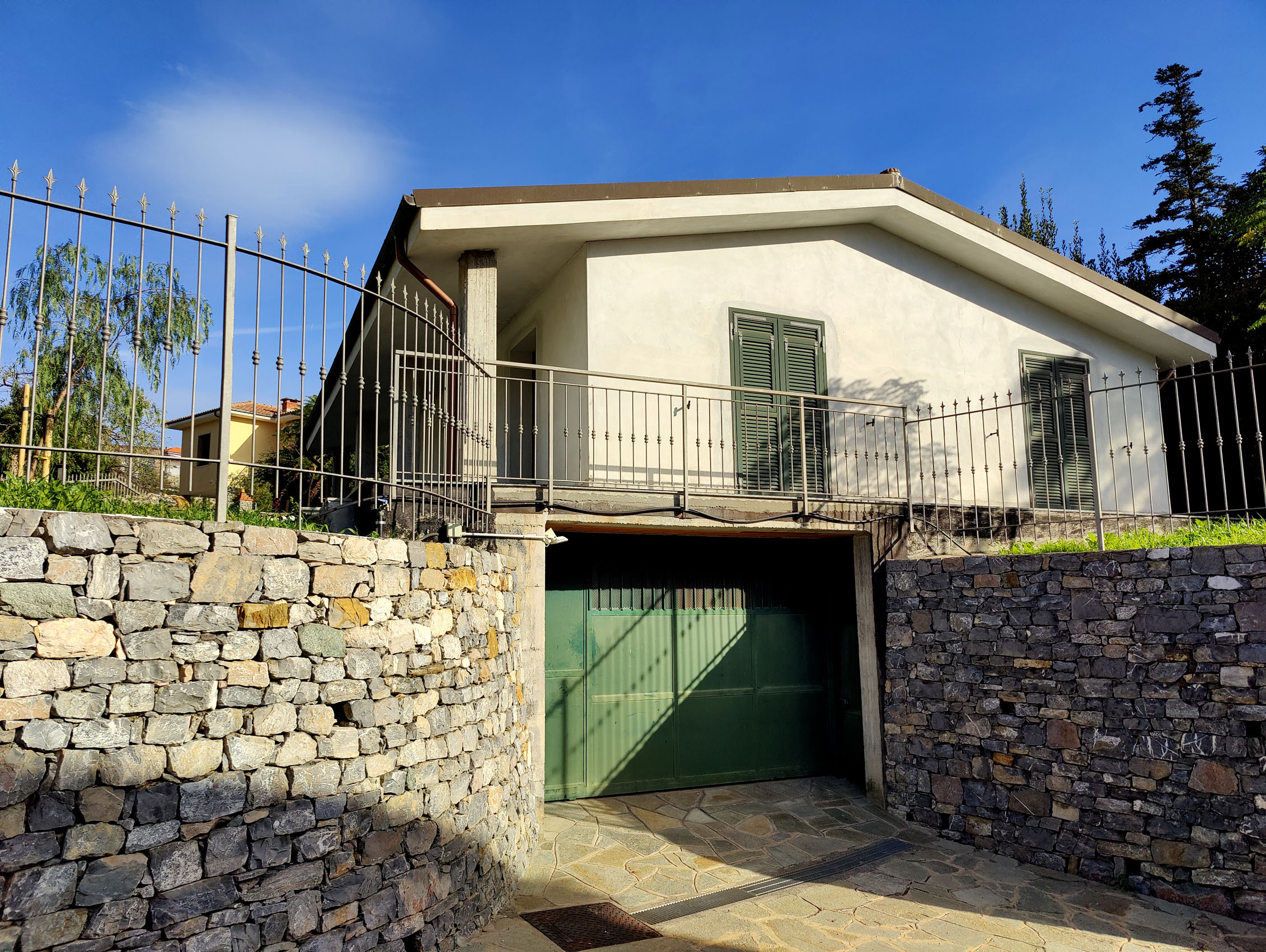 V28 Villa for sale in Imperia with garden