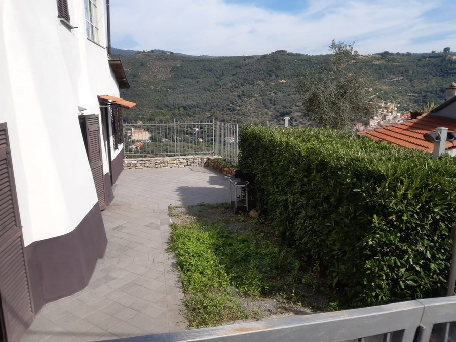 Dolcedo semi-independent apartment with small courtyard - Image 1