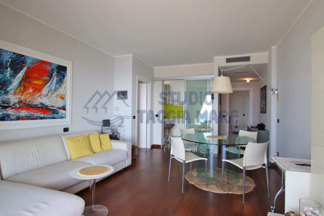 MAGNIFICENT LUXURIOUS APARTMENT FACING THE SEA. - Image 1