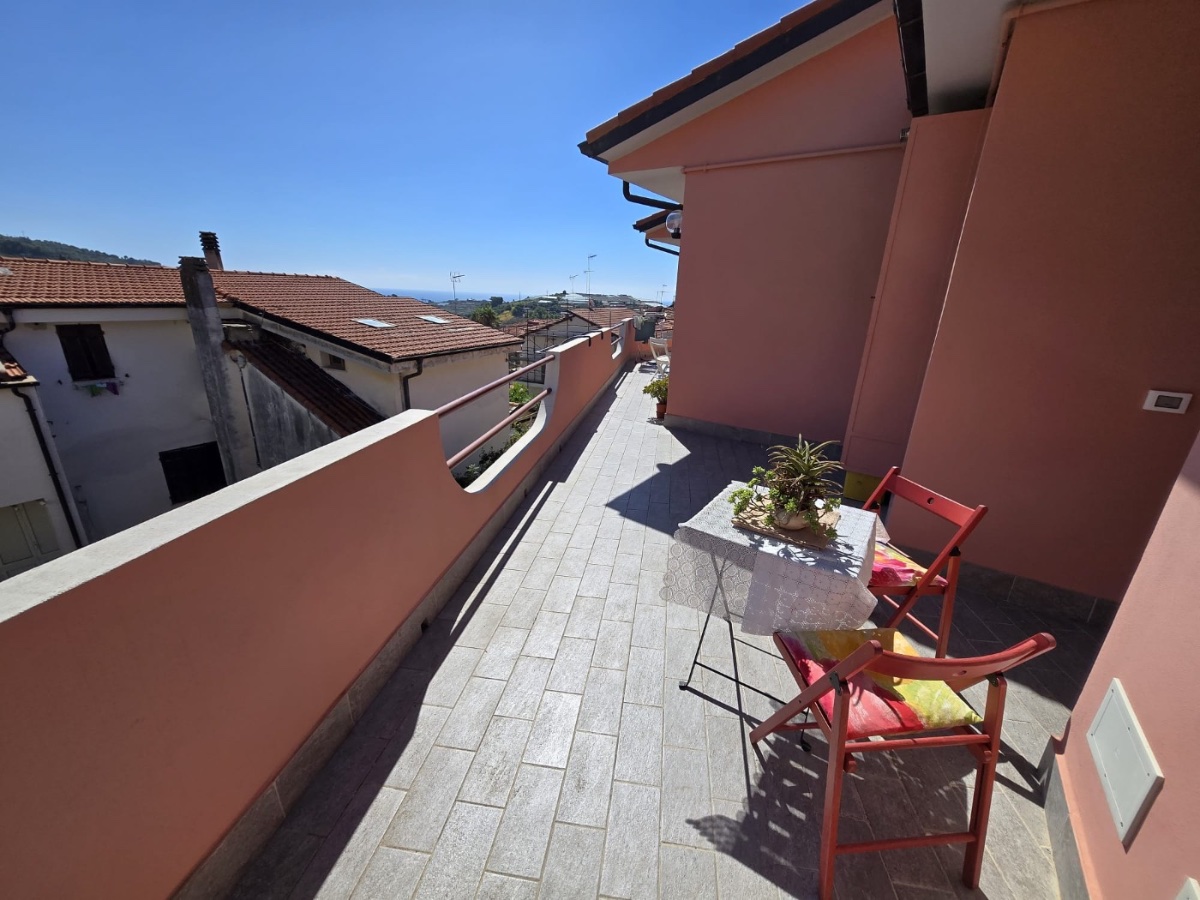 TWO-ROOM APARTMENT WITH TERRACE AND RENOVATED BUILDING