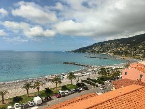 Bilocale con splendido terrazzo e vista mare a Ospedaletti a pochi passi dal mare