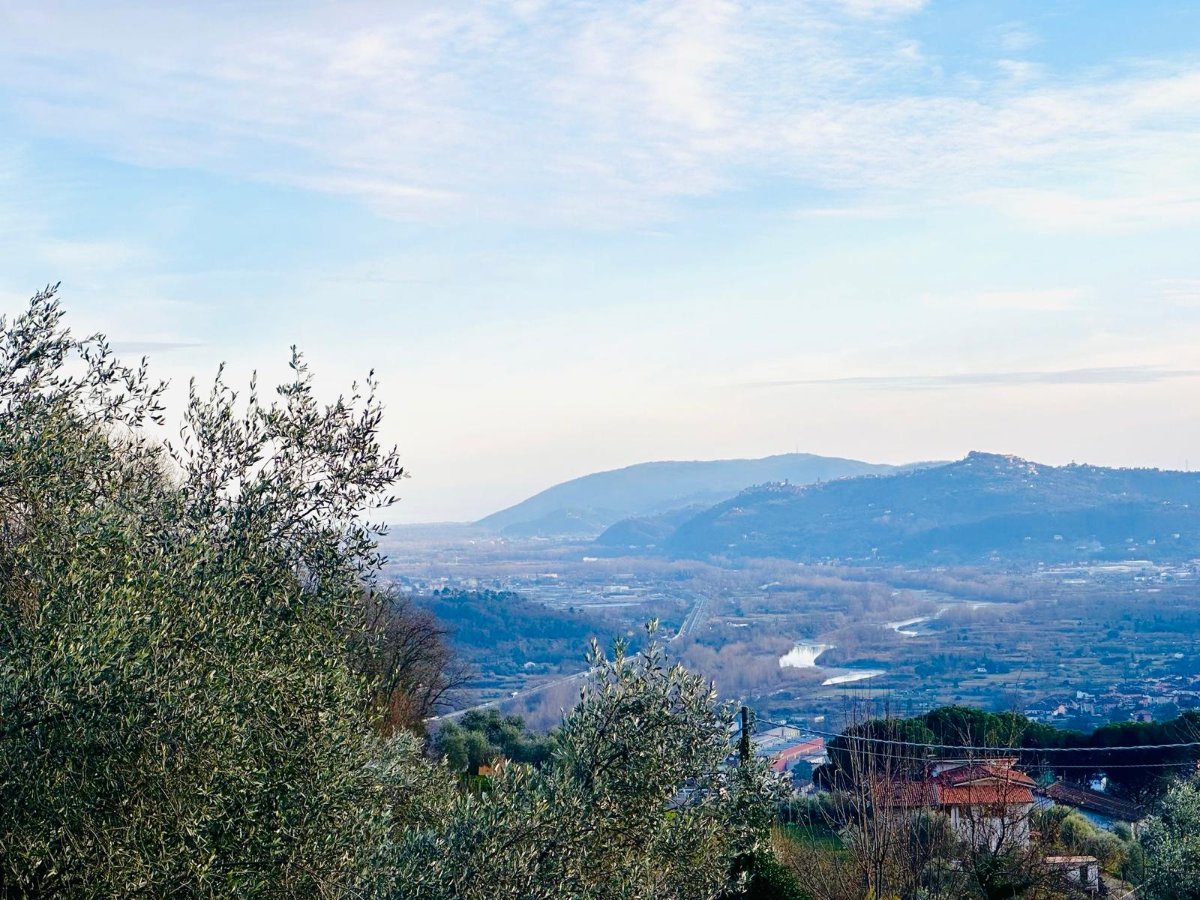Casa indipendente immersa nel verde