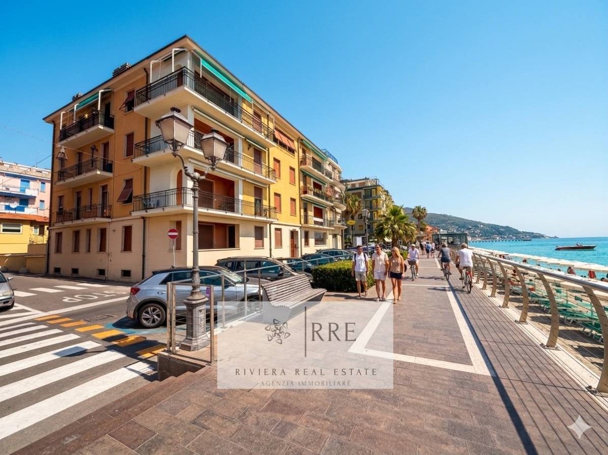 FRONT ROW SEA: SPACIOUS FOUR-ROOM APARTMENT WITH EXCLUSIVE RENOVATION PROJECT