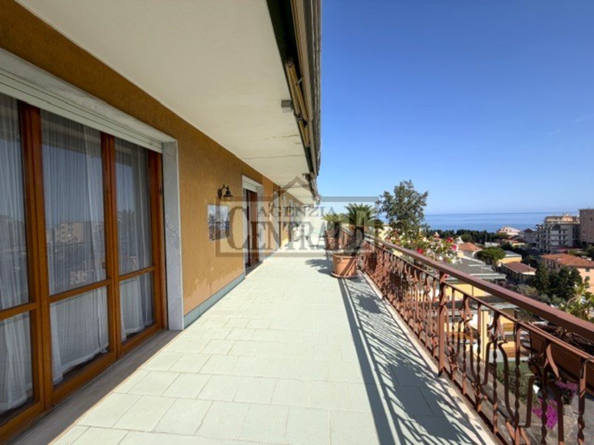 Großzügige, prestigeträchtige Penthousewohnung im Foce-Gebiet mit weitem Meerblick.