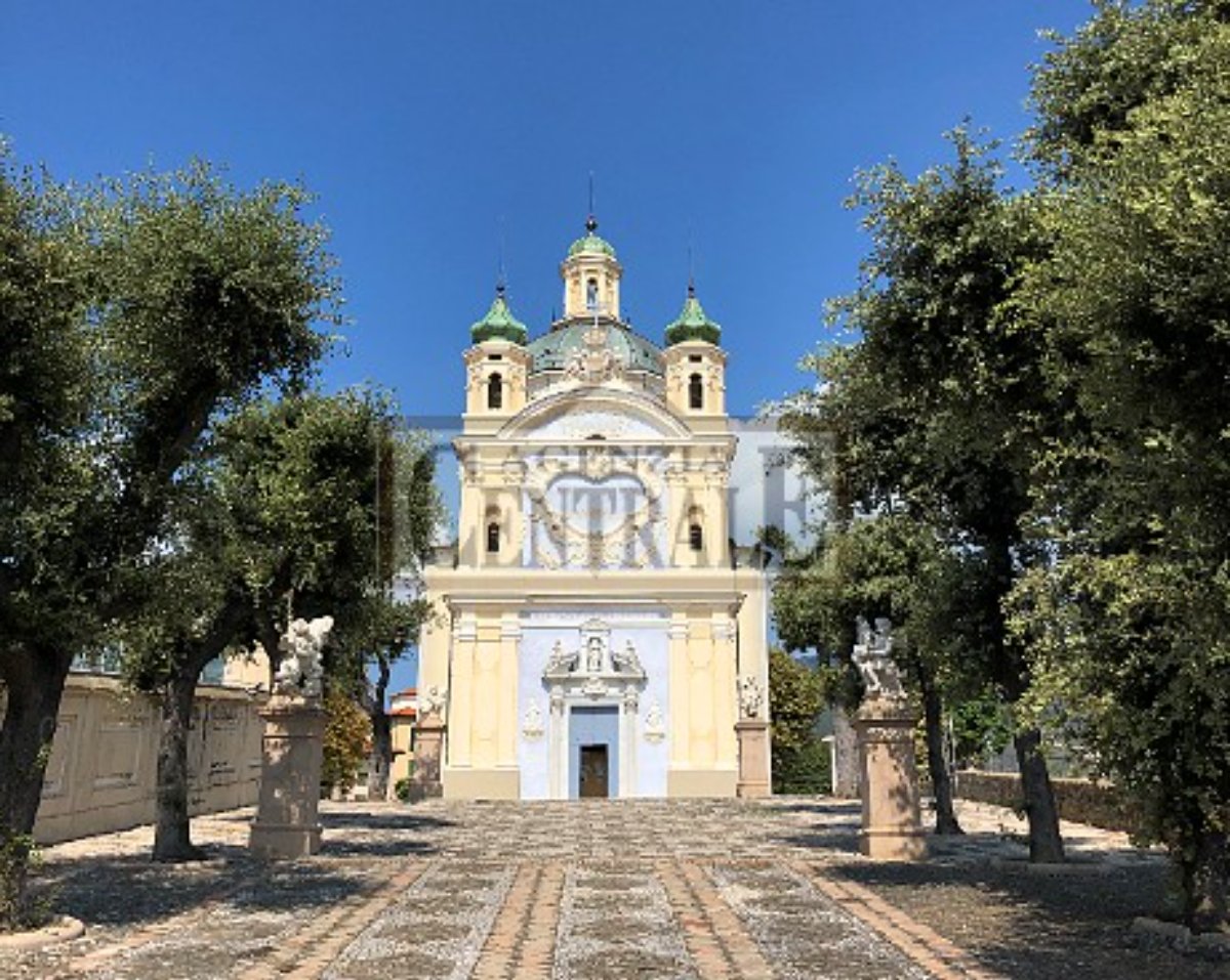 Bilocale in casa d’epoca con ampia cantina e terrazzo a Sanremo.