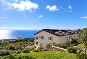 Große Zwei-Zimmer-Wohnung mit Tavern, Garten und Meerblick-Terrasse, Neubau in Sanremo