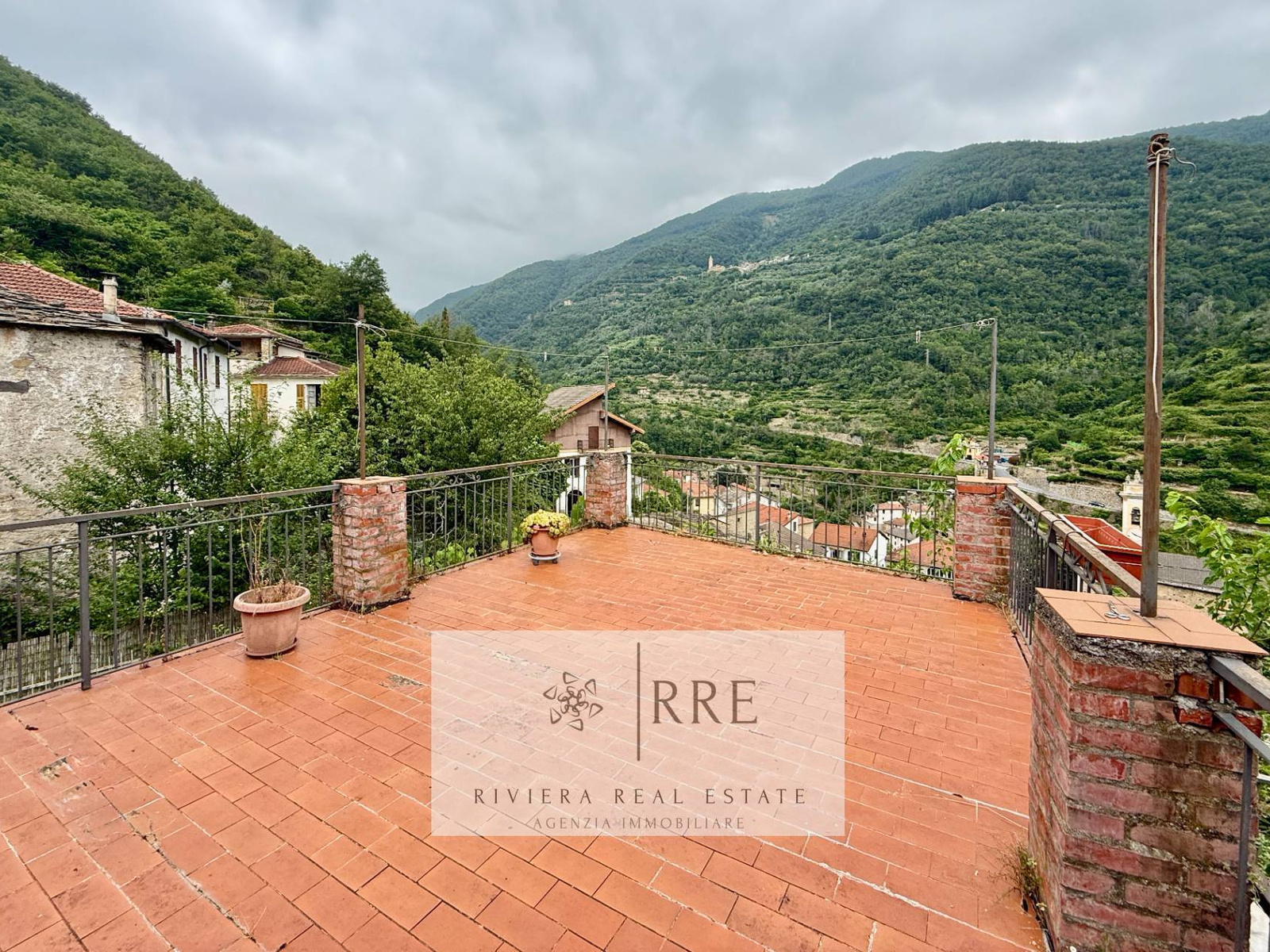 Semi-Detached House Surrounded by Greenery in Lavina