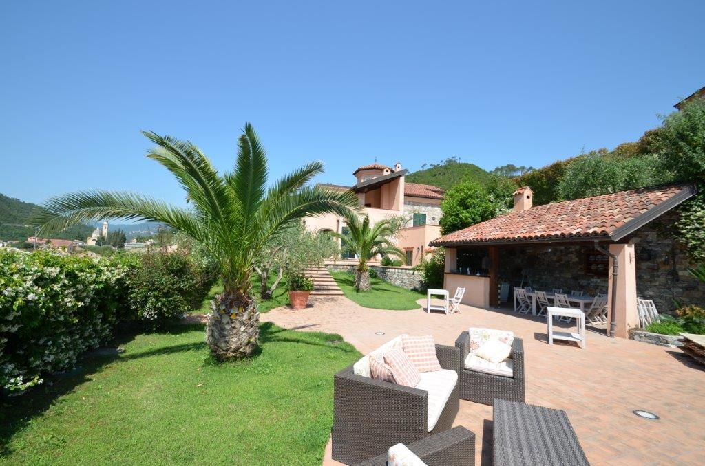 VILLA CON GIARDINO IN GARLENDA