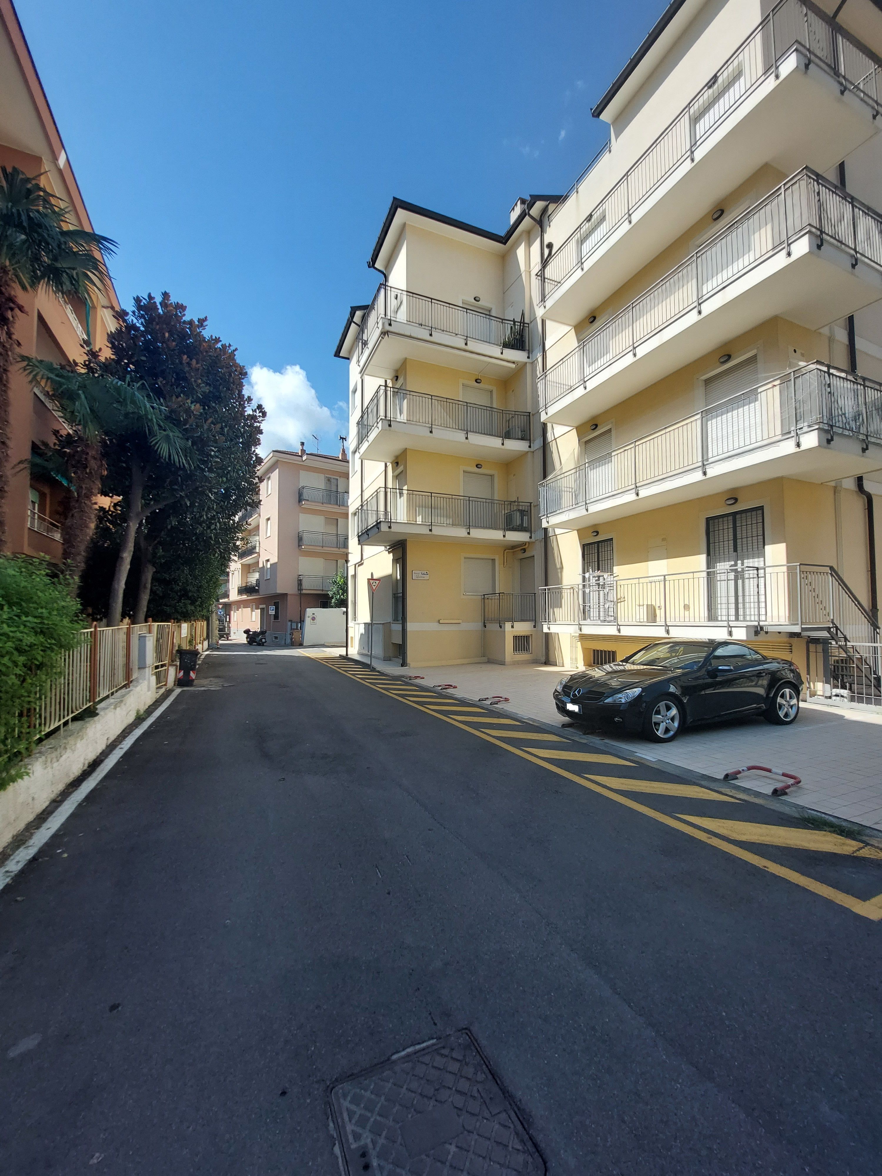 THREE-ROOM APARTMENT WITH PARKING SPACE IN SPOTORNO (SV) 250 MT. BEACH