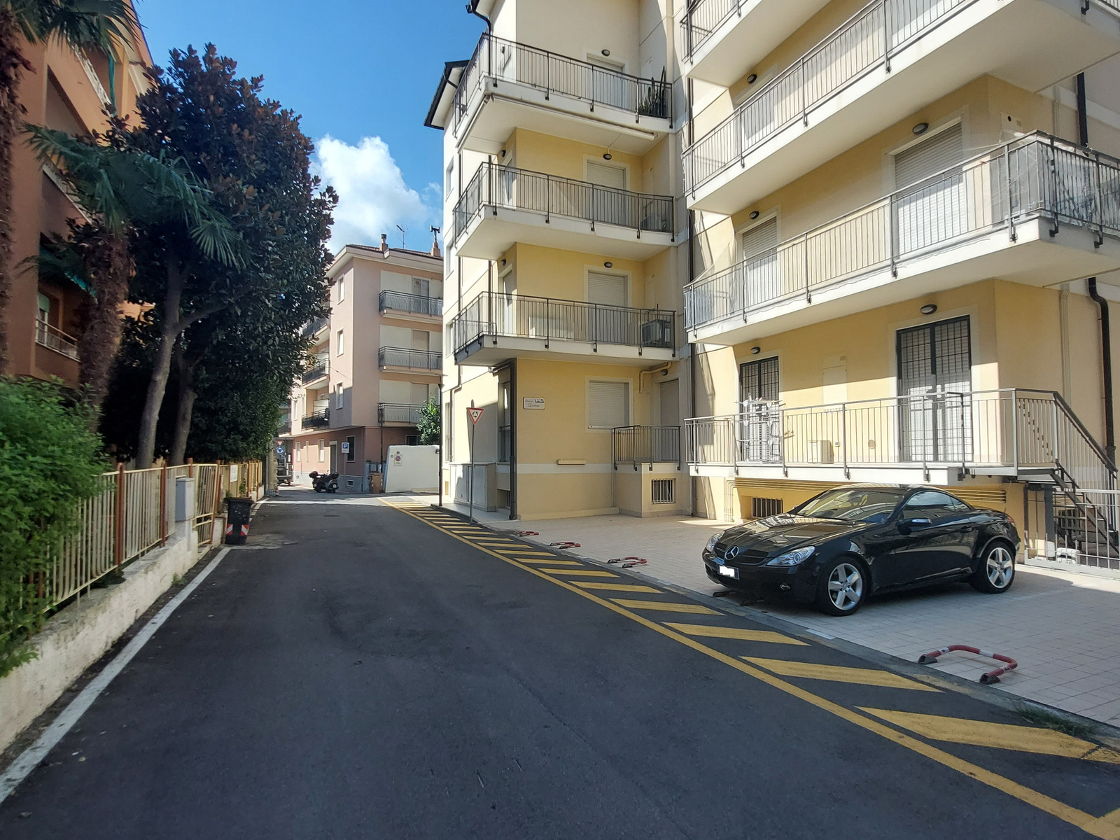 THREE-ROOM APARTMENT WITH PARKING SPACE IN SPOTORNO (SV) 250 MT. BEACH