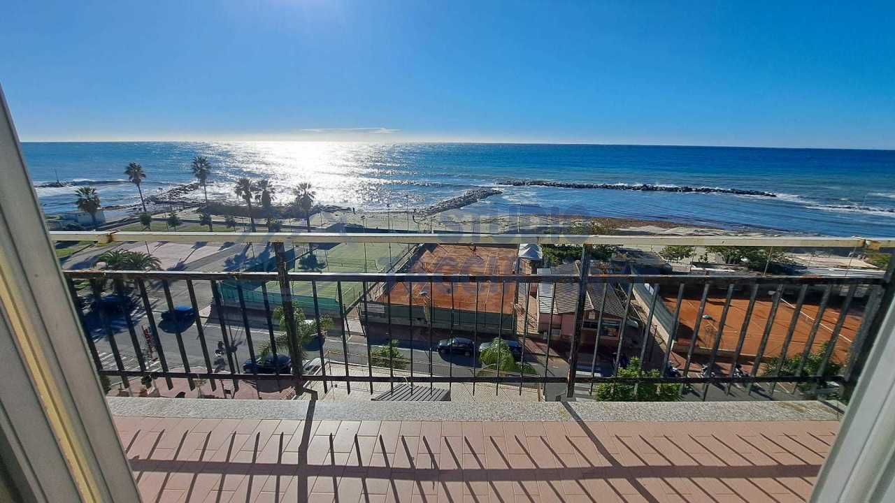 APPARTAMENTO FRONTE MARE CON BOX AUTO IN VENDITA.