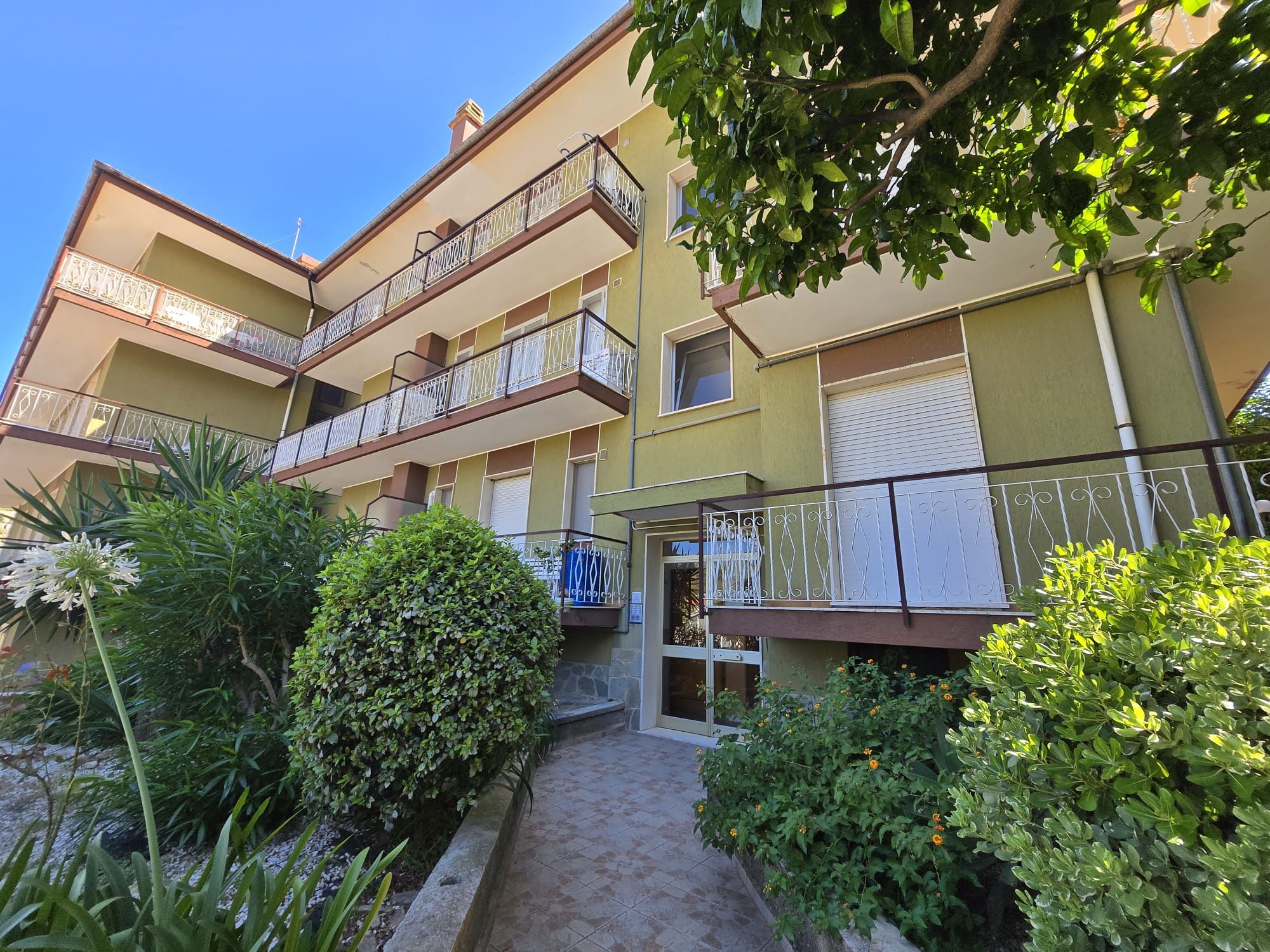 APPARTAMENTO LUMINOSO CON BALCONE PERIMETRALE