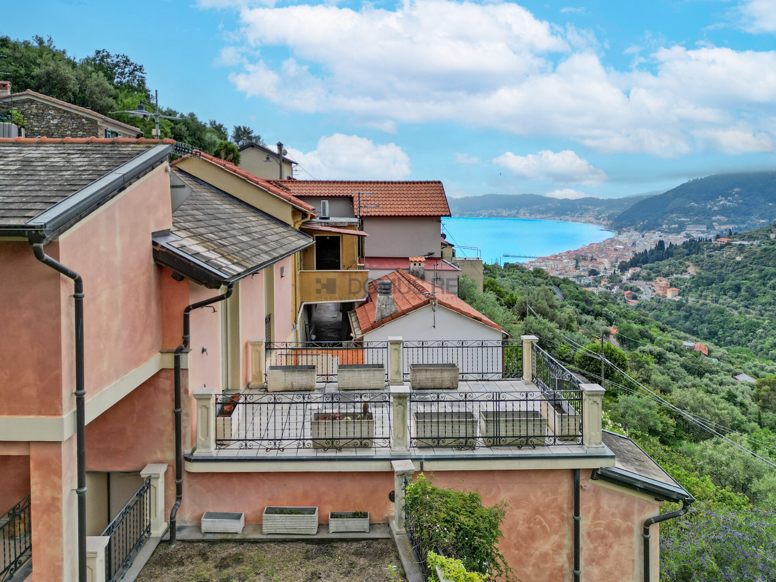 Elegance and Relaxation between Hills and Sea