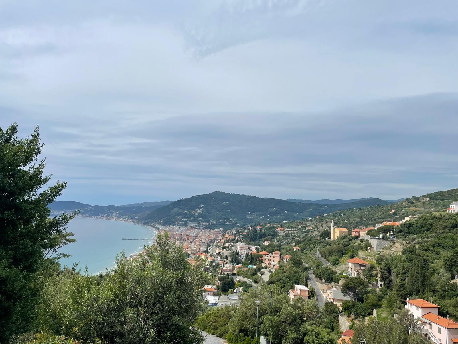 Villa in prima collina ad Alassio