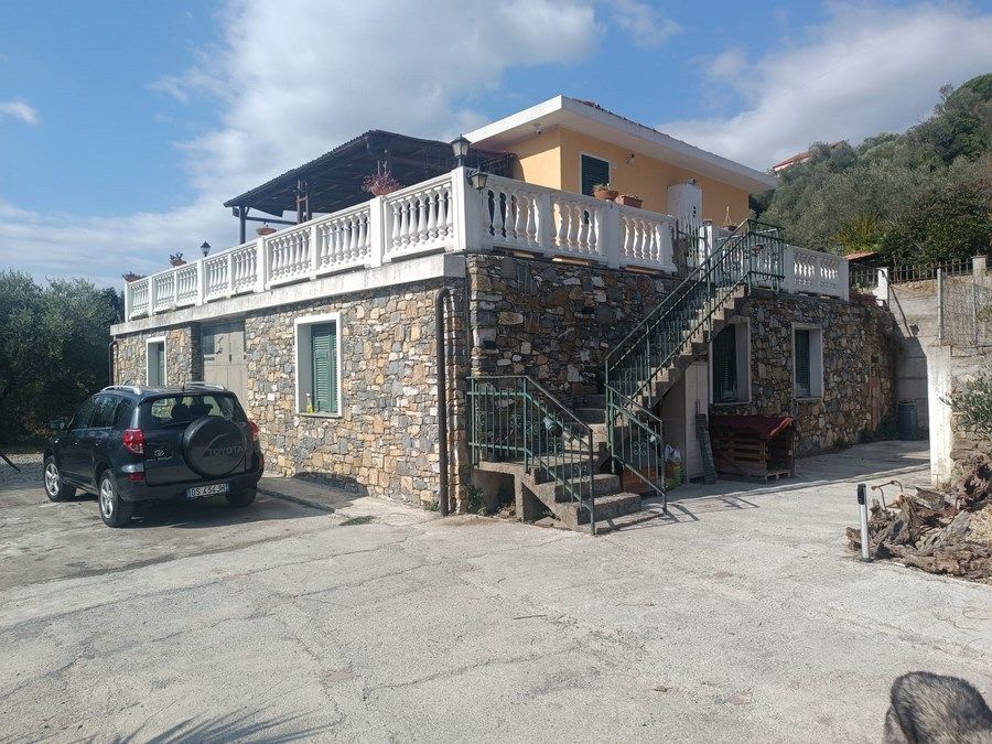 Imperia P.M. strada Ciosa casetta ind. con terreno cod. 9010