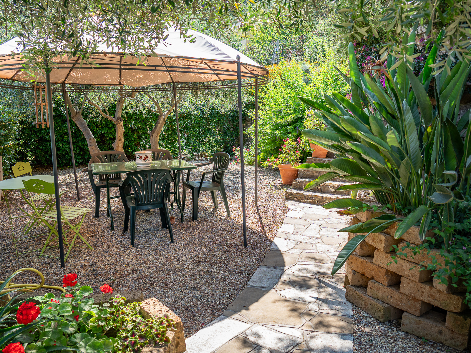 Laigueglia, appartamento vista mare e giardino.