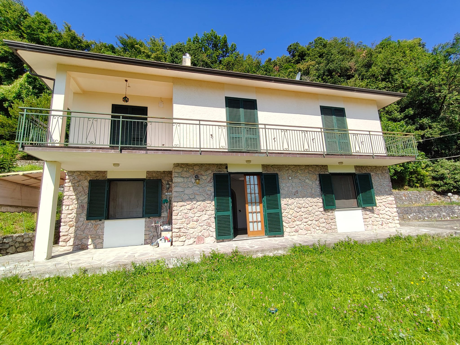 Posizione collinare e panoramica villa indipendente con terreno