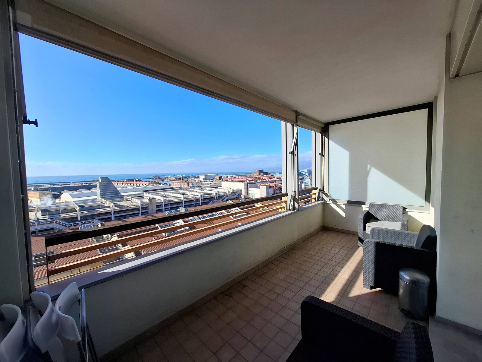 Appartamento con Loggia Vivibile e Vista Mare