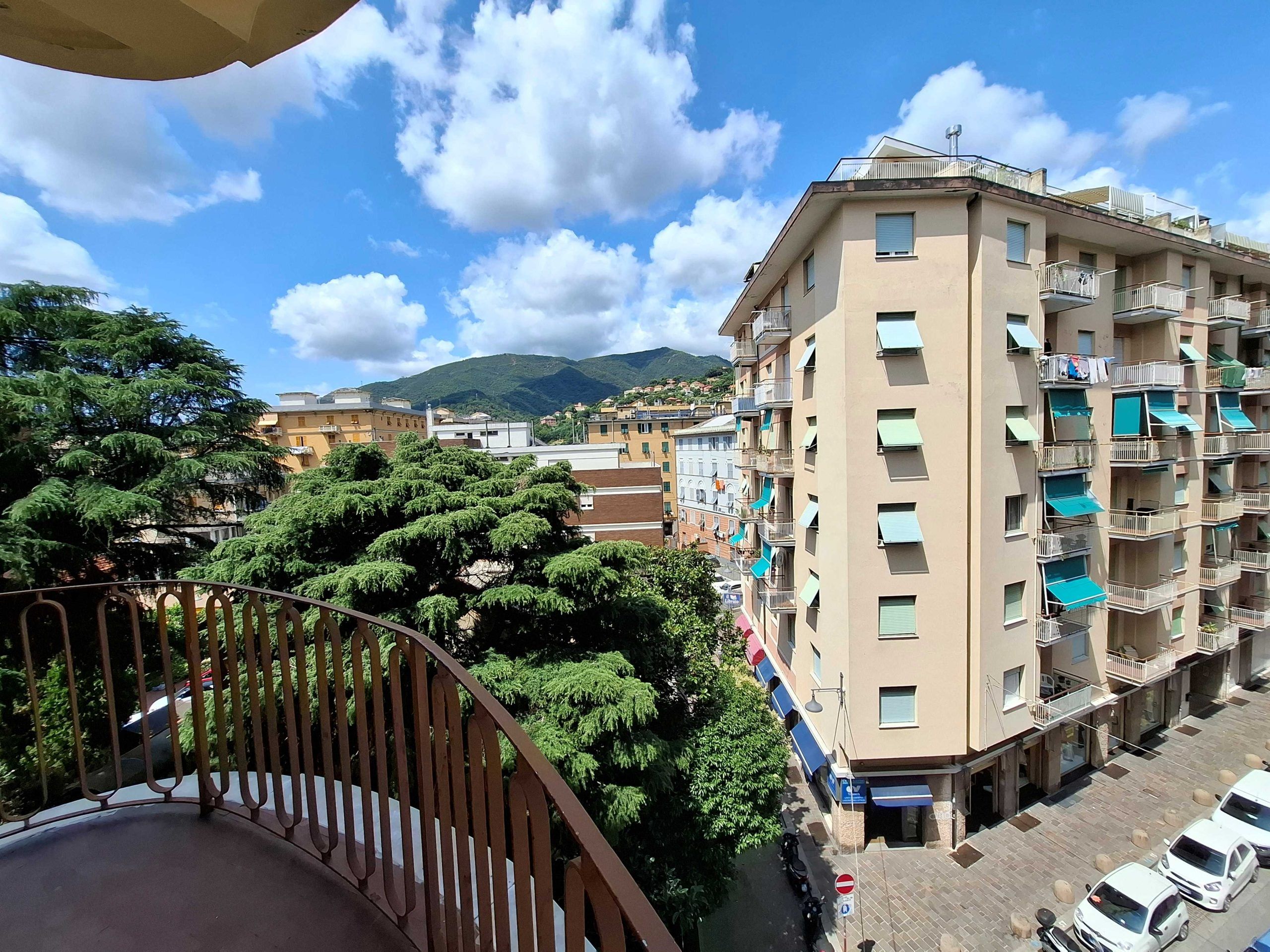 Ampio Appartamento di 8 Vani con 3 Balconi 