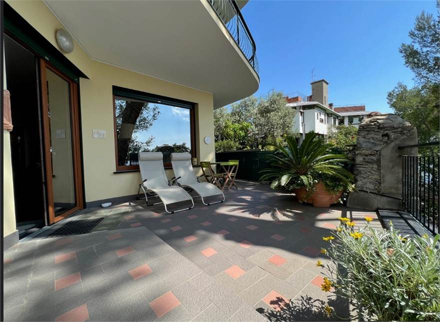 Elegante Appartamento con Terrazzo, Parcheggio e Accesso Privato al Mare