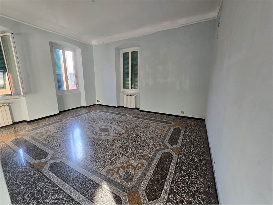 Appartamento bi-ingressi con balcone e cantina