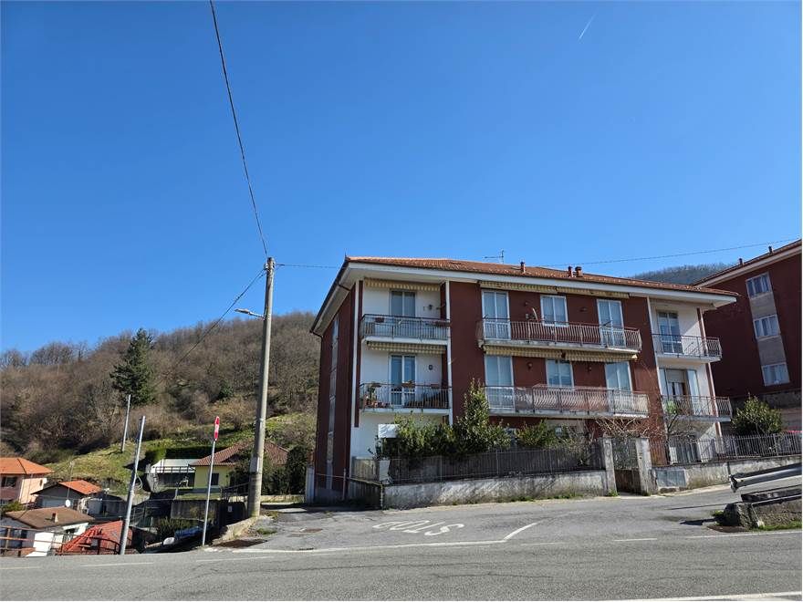 Comodo Appartamento con 2 Balconi, Box Privato e Cantina