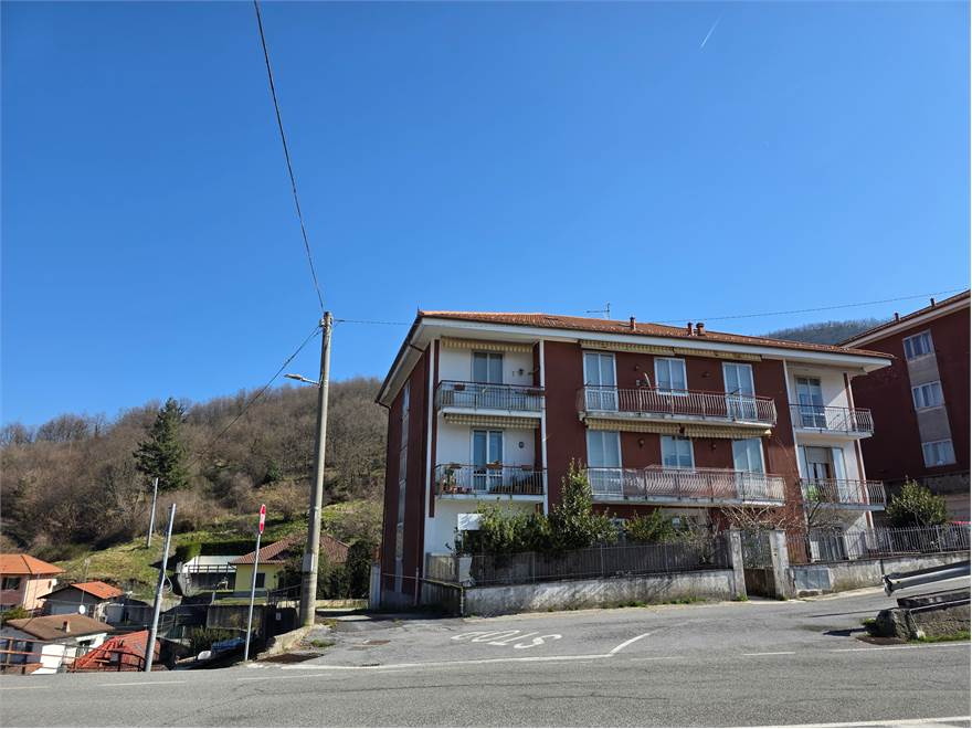 Comodo Appartamento con 2 Balconi, Box Privato e Cantina