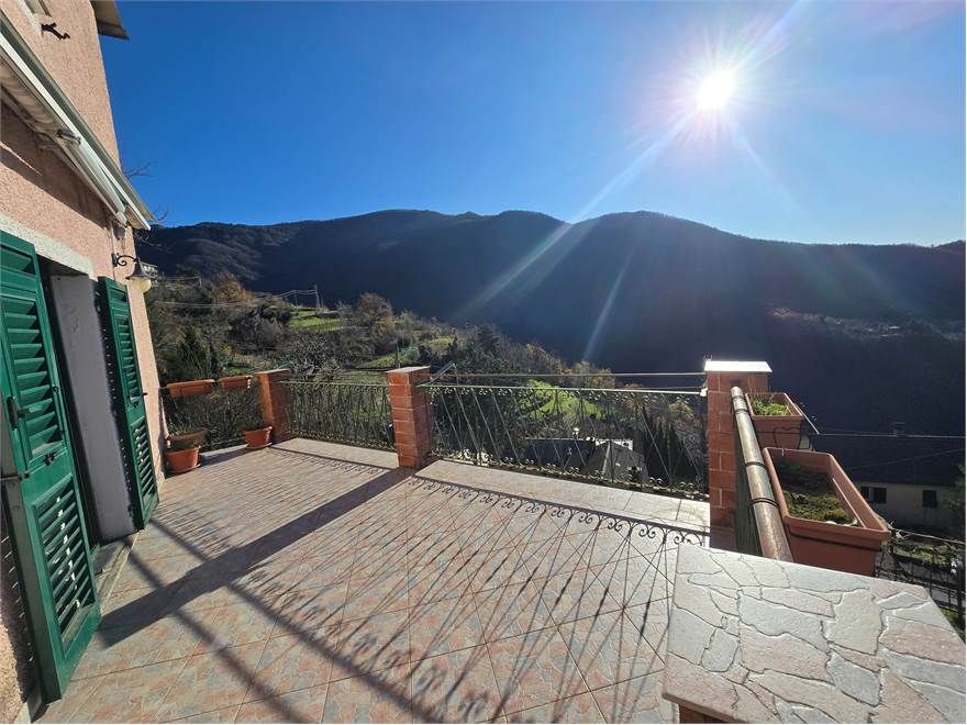 Perlezzi – Dimora Storica Terra-Cielo su 3 Livelli con Terrazzo