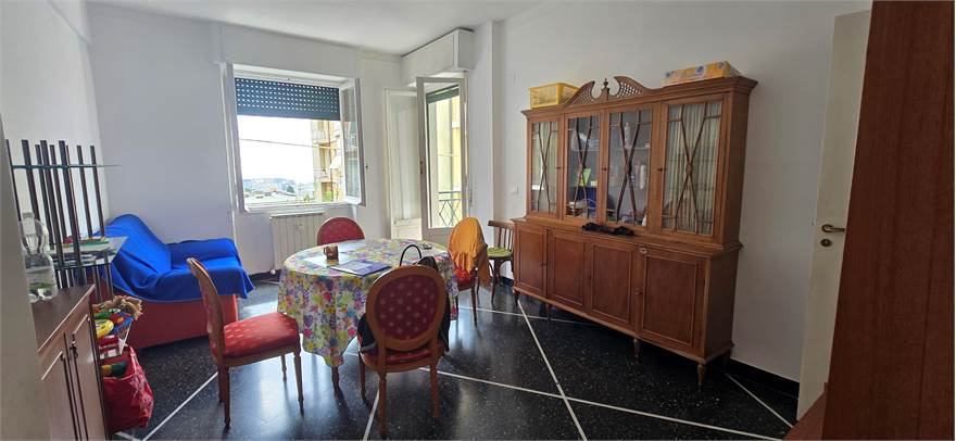 Spazioso 7 Vani con Terrazzino e Gradevole Scorcio Mare