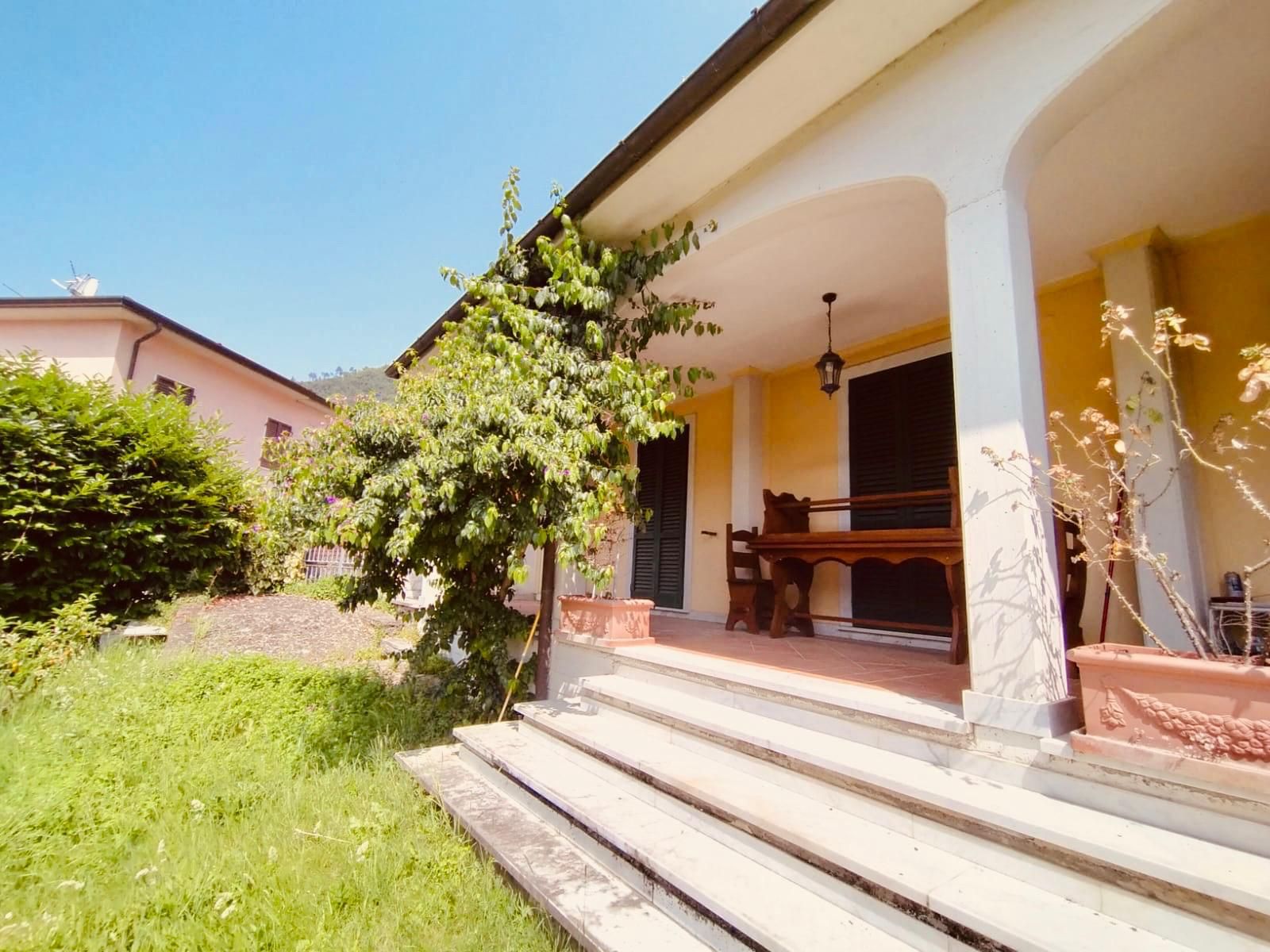 CASANO – VILLA INDIPENDENTE CON 4 APPARTAMENTI, BOSCO PRIVATO E ACCESSO AL FIUME