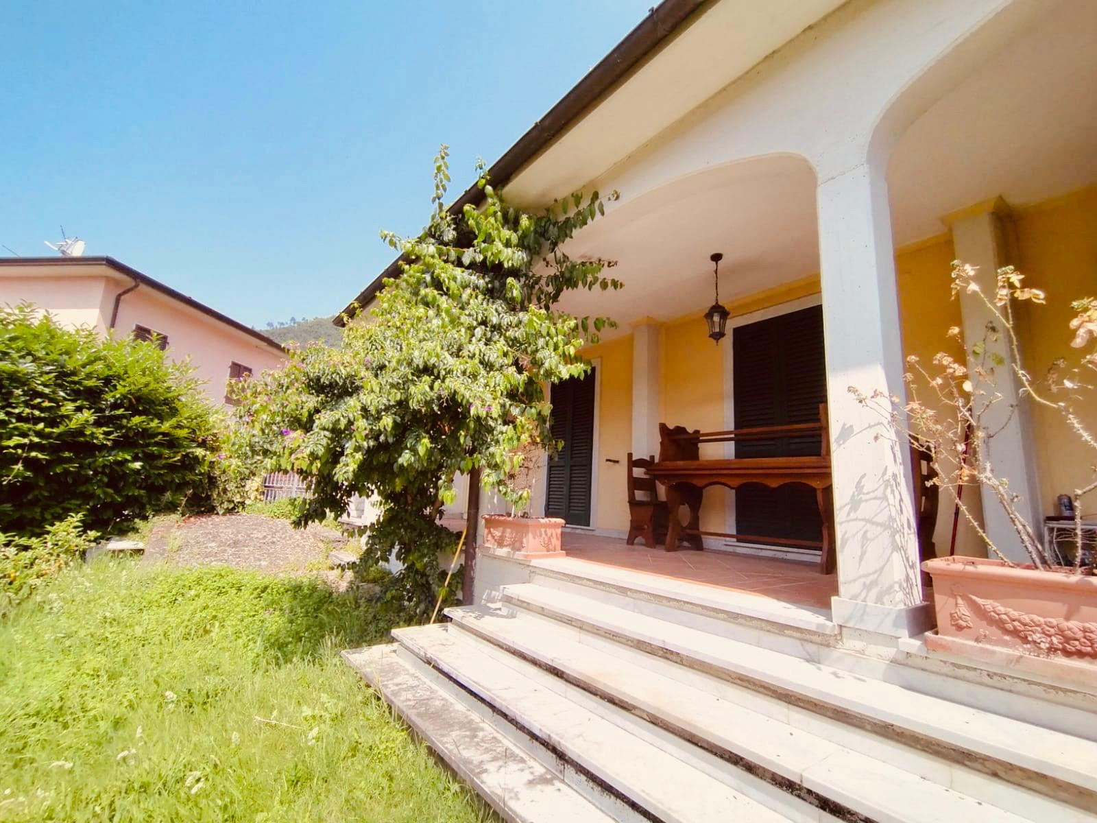 CASANO – VILLA INDIPENDENTE CON 4 APPARTAMENTI, BOSCO PRIVATO E ACCESSO AL FIUME