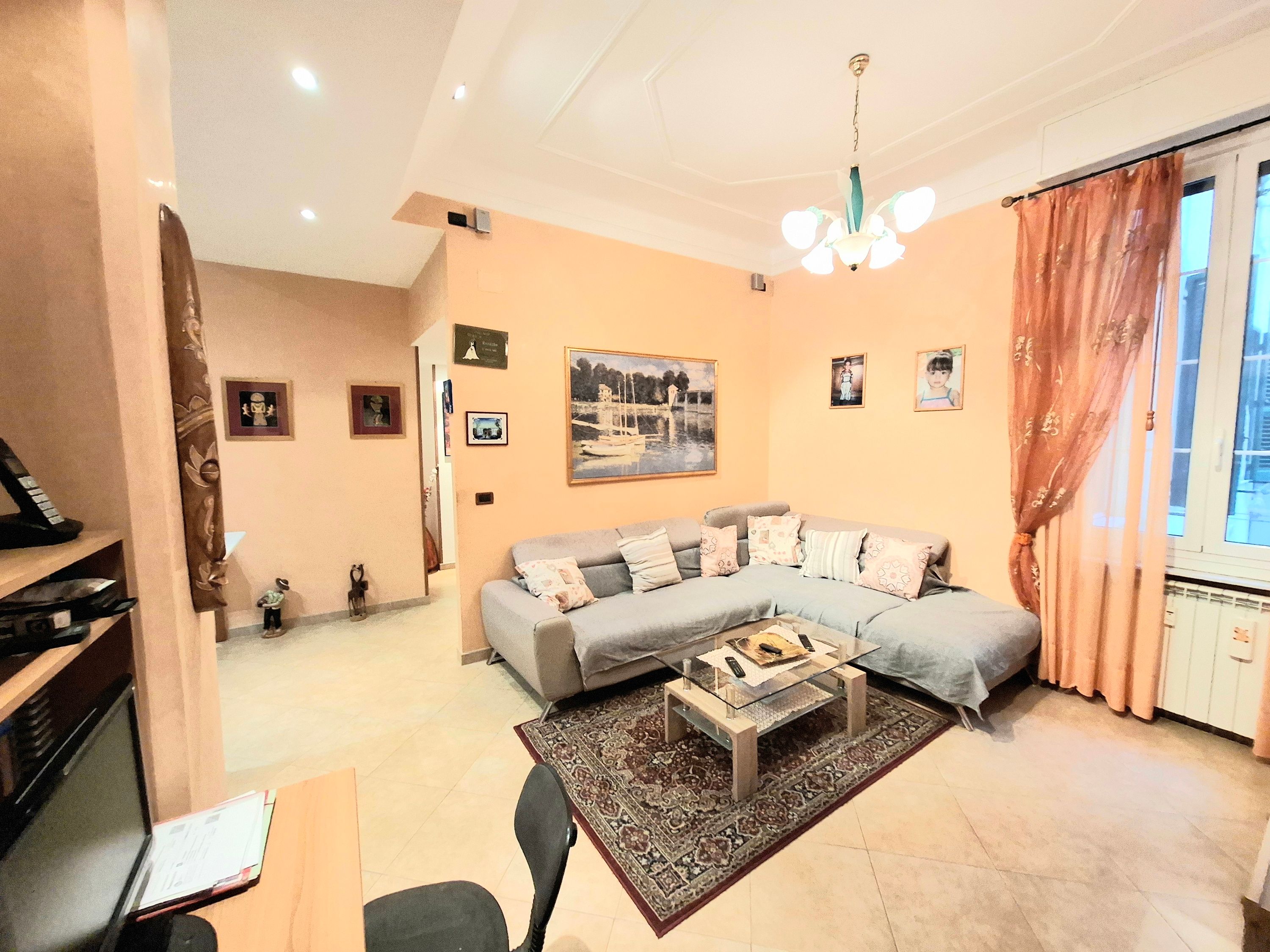 Appartamento 7 vani con balcone Via Molteni