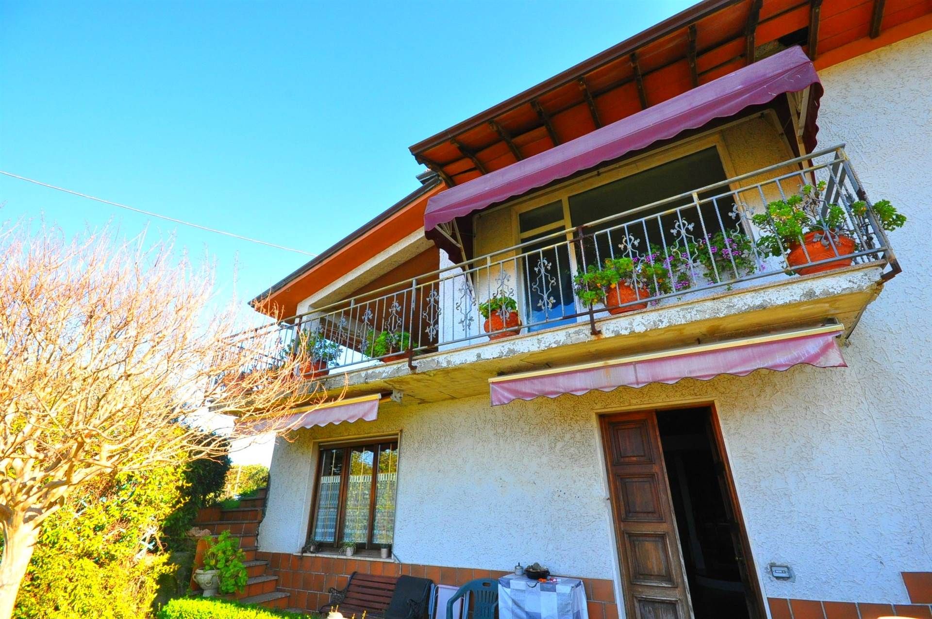 Colline di Arcola Semi-Detached Villa a Few Minutes from the Sea