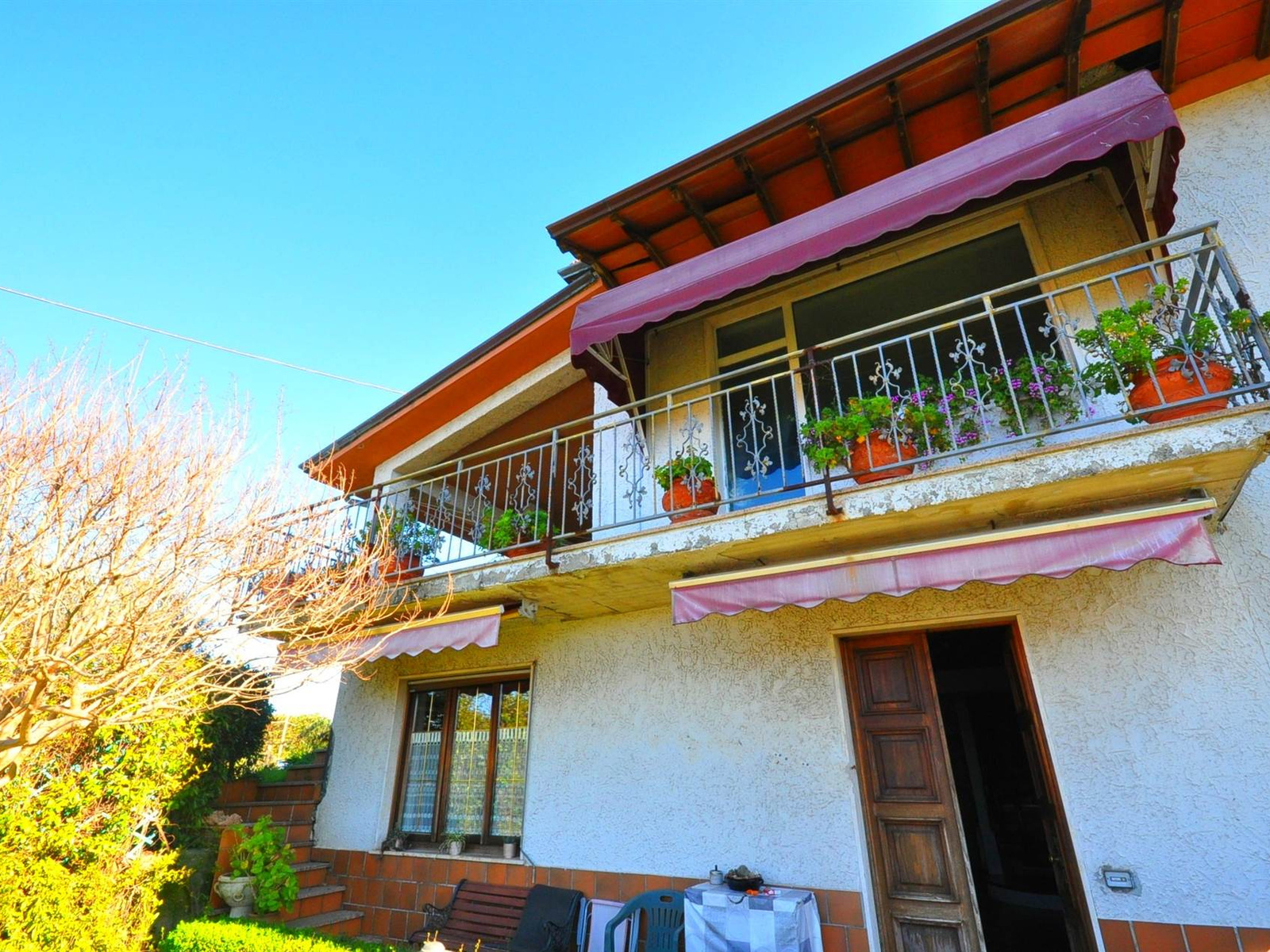 Colline di Arcola Semi-Detached Villa a Few Minutes from the Sea