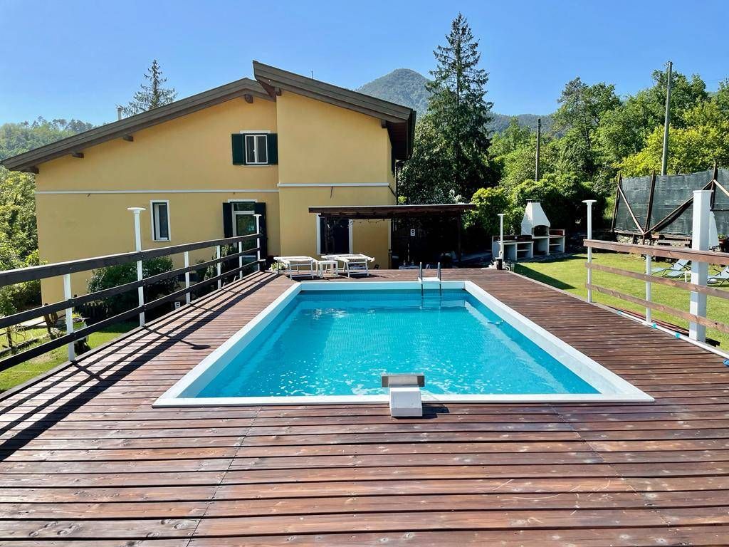 BELLISSIMA CASA SINGOLA BIFAMILIARE IMMERSA NEL VERDE