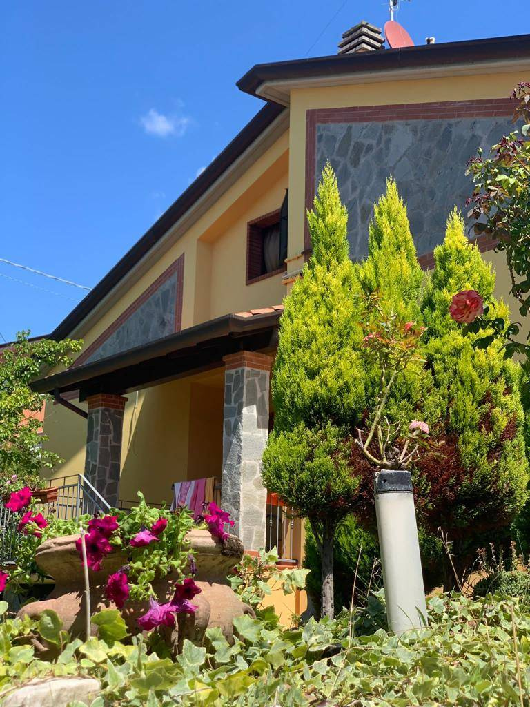 Villetta indipendente su 2 livelli Graziosissima con giardino