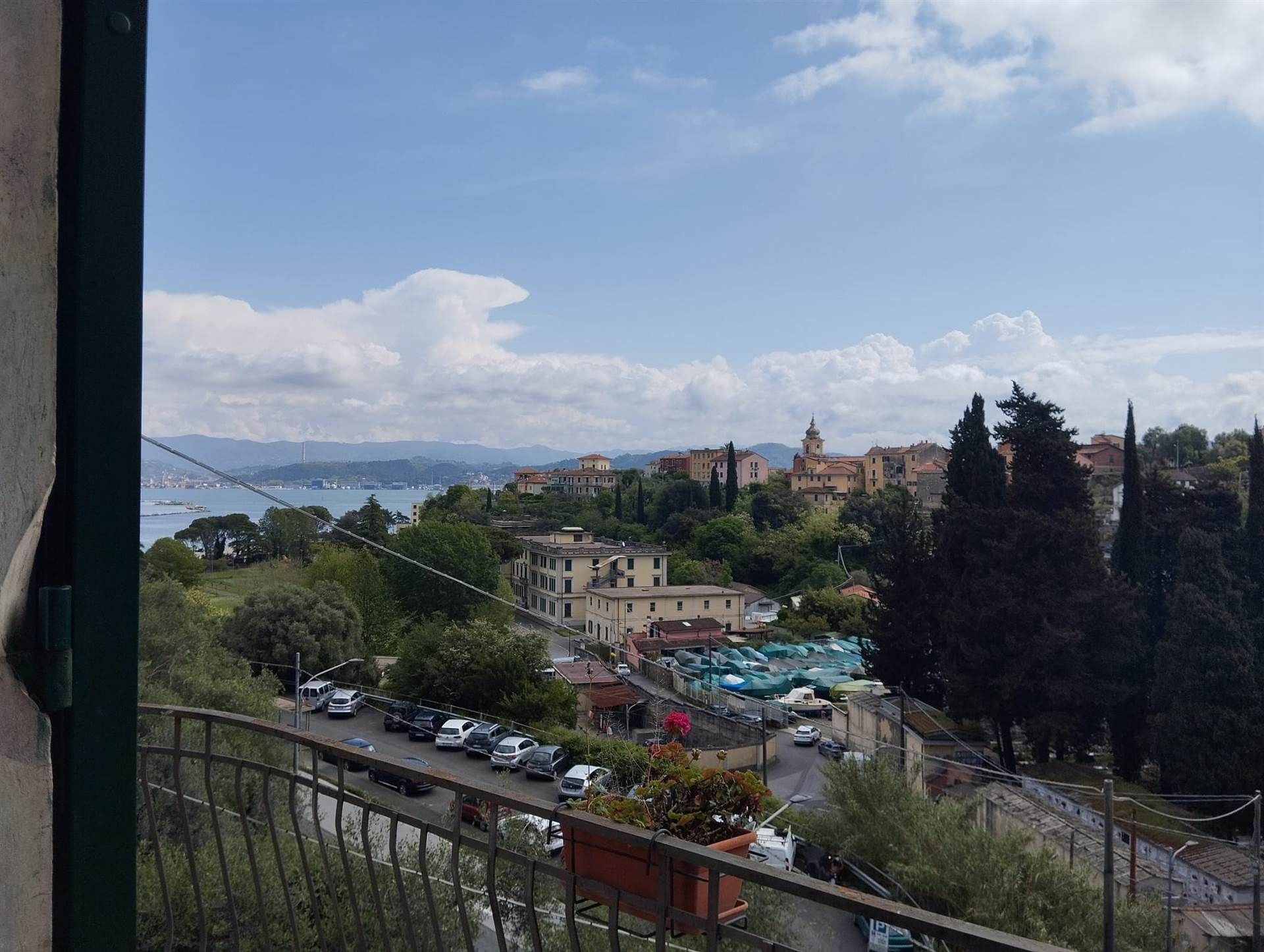 Appartamento indipendente in soluzione trifamigliare con giardino terrazzato e posto auto scoperto