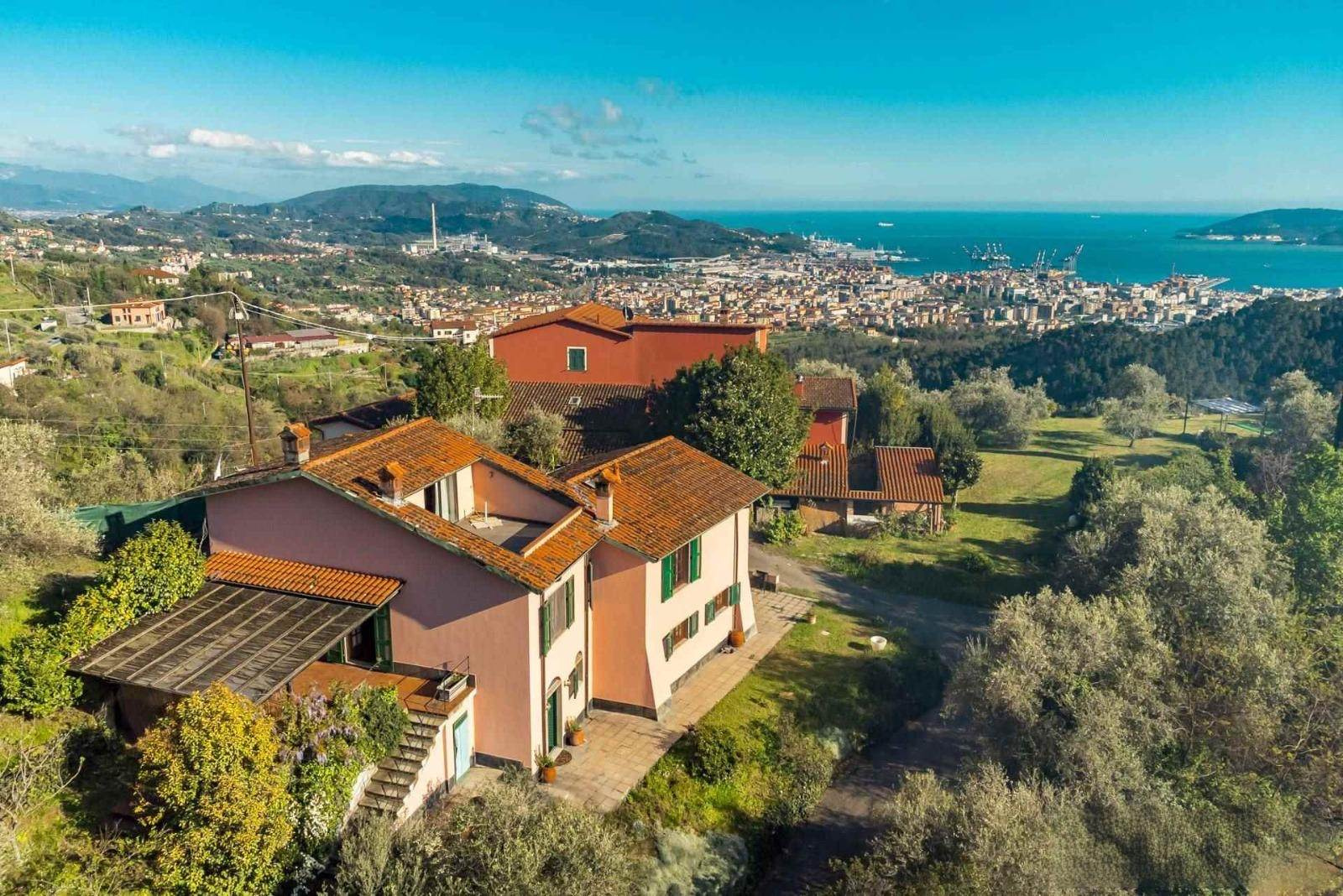 VILLA BOTANICA IN ZONA COLLINARE PANORAMICA E DI PREGIO DELLA CITTA'