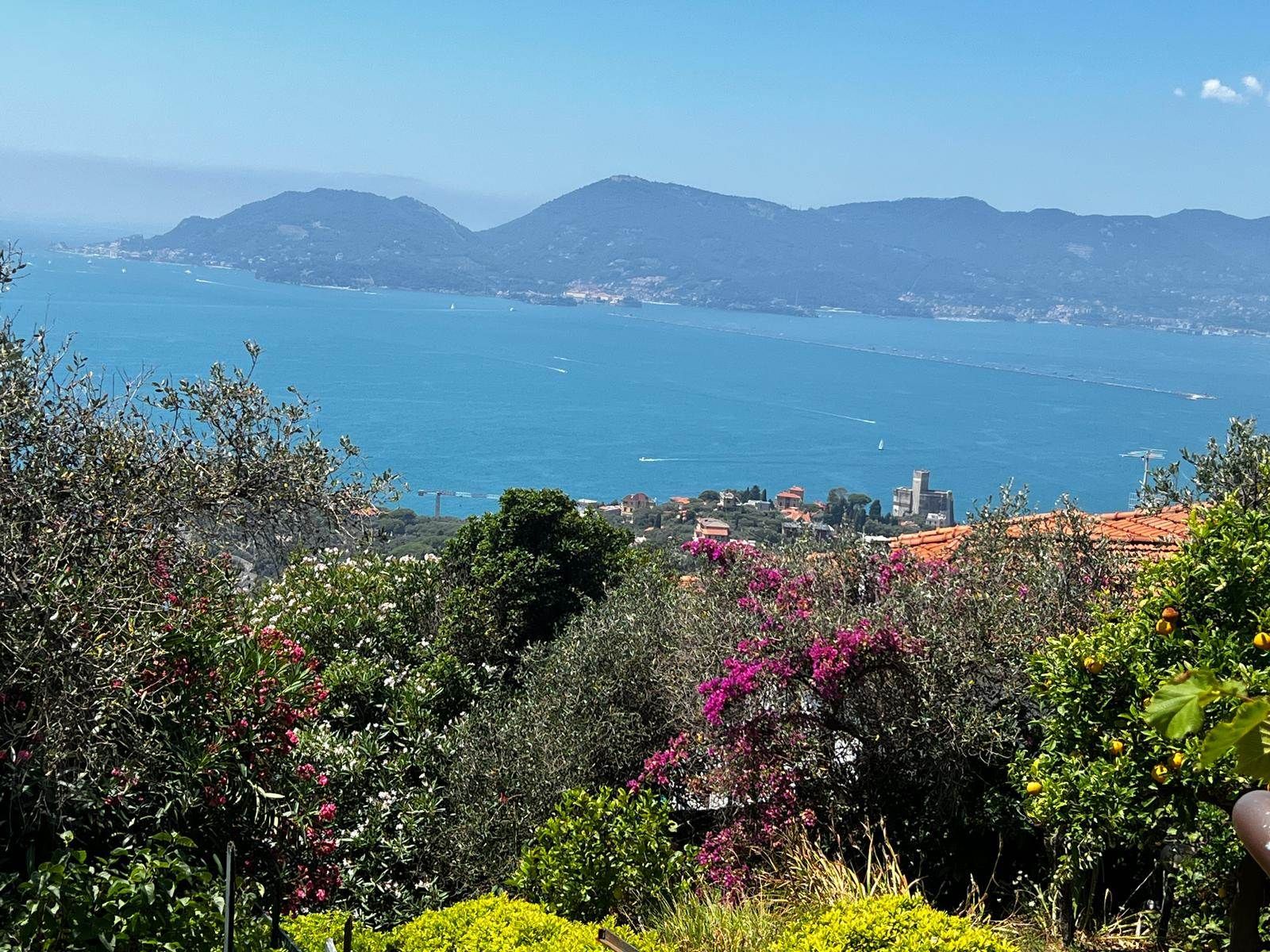 Graziosissima Casa Ligure con Vista Panoramica immersa nel Verde. Meravigliosa Vista Mare 