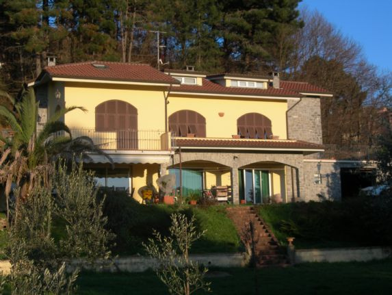 Graziosissima Villa Indipendente con ampio giardino e Terreno