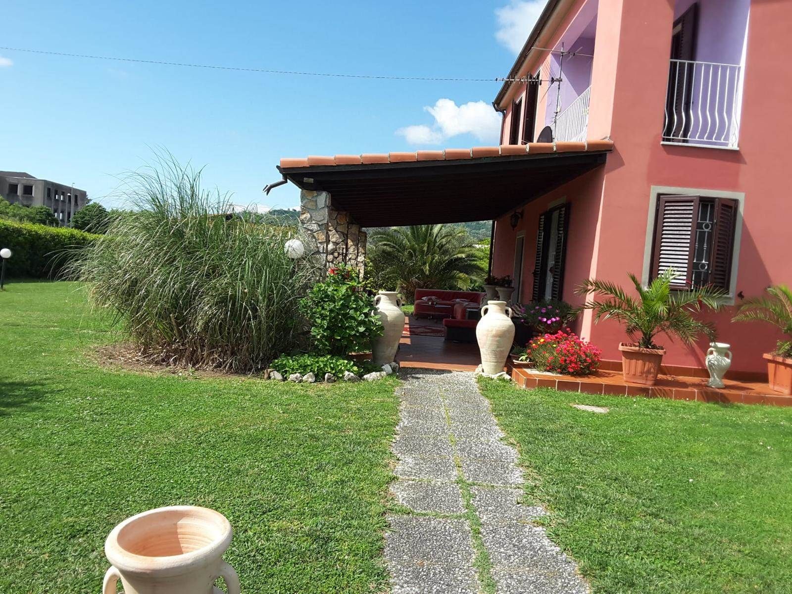 Villetta indipendente VAni 5 Seminuova con ampio Giardino