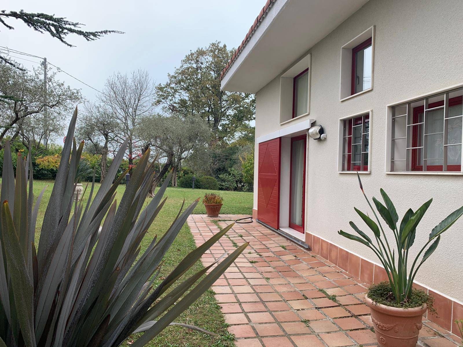 Graziosissima Villa con Piscina Immersa in Variopinto Parco Naturale