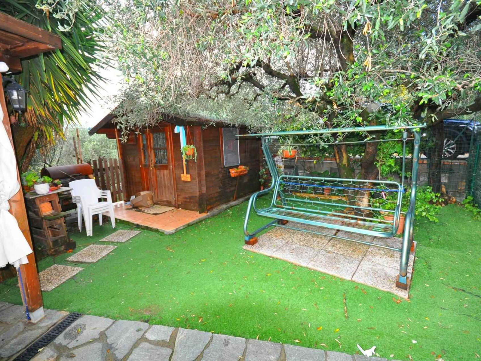 Appartamento con ingresso indipendente in villetta bifamiliare con ampio giardino privato