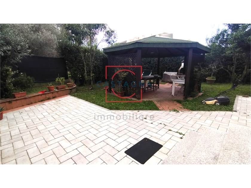 Romito Magra, Lussuosa porzione di Villa con Giardino