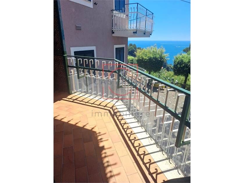 Lerici loc. Baia Blu ampio appartamento con posto auto