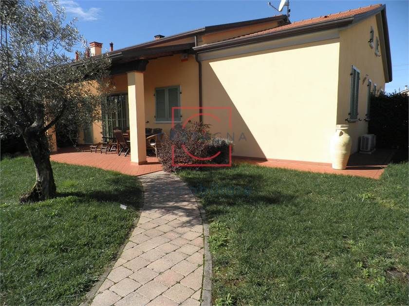 Sarzana, excellent recent Semi-Detached House with garden