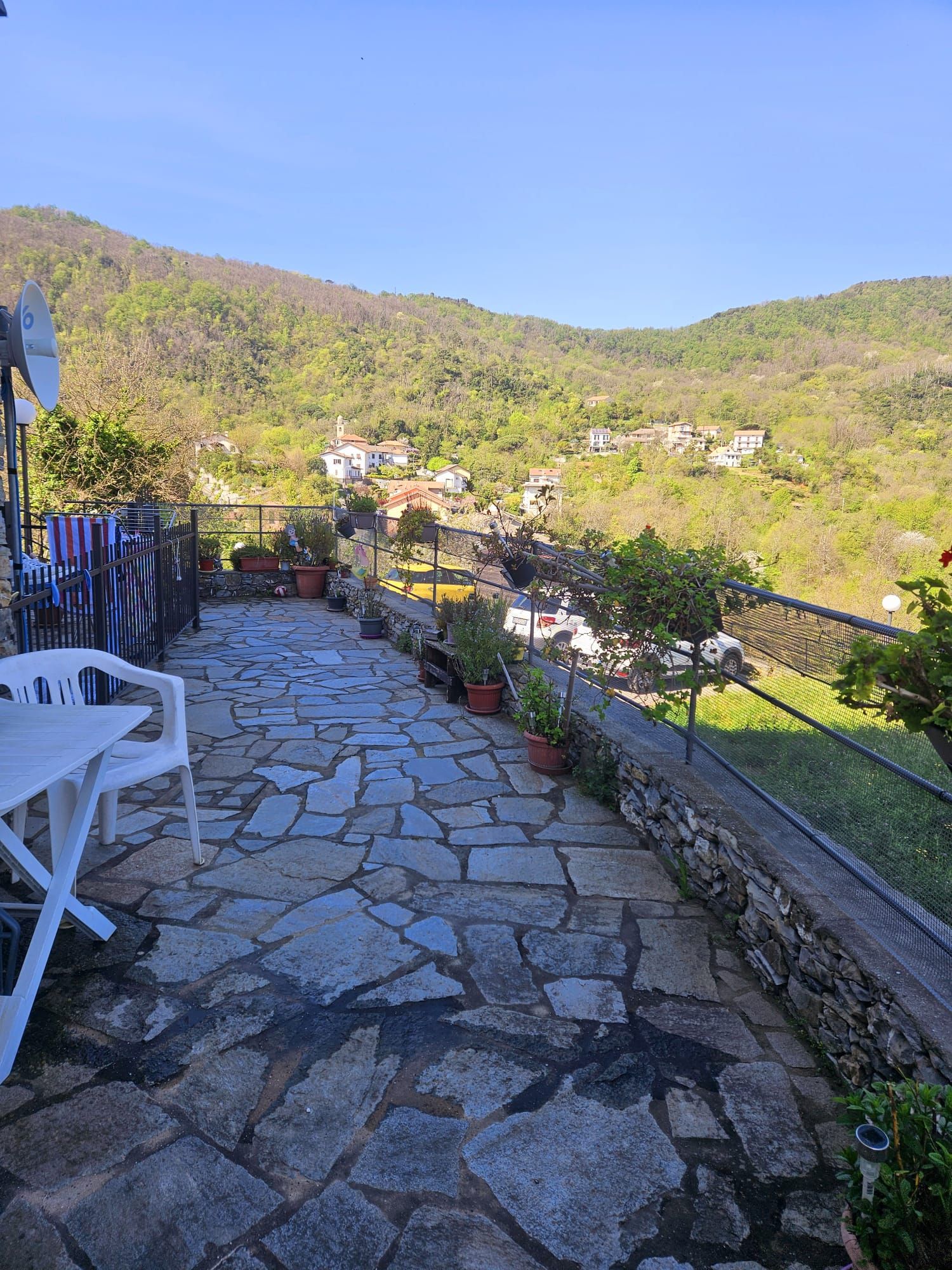 BILOCALE NEL VERDE CON GIARDINO E POSTO AUTO