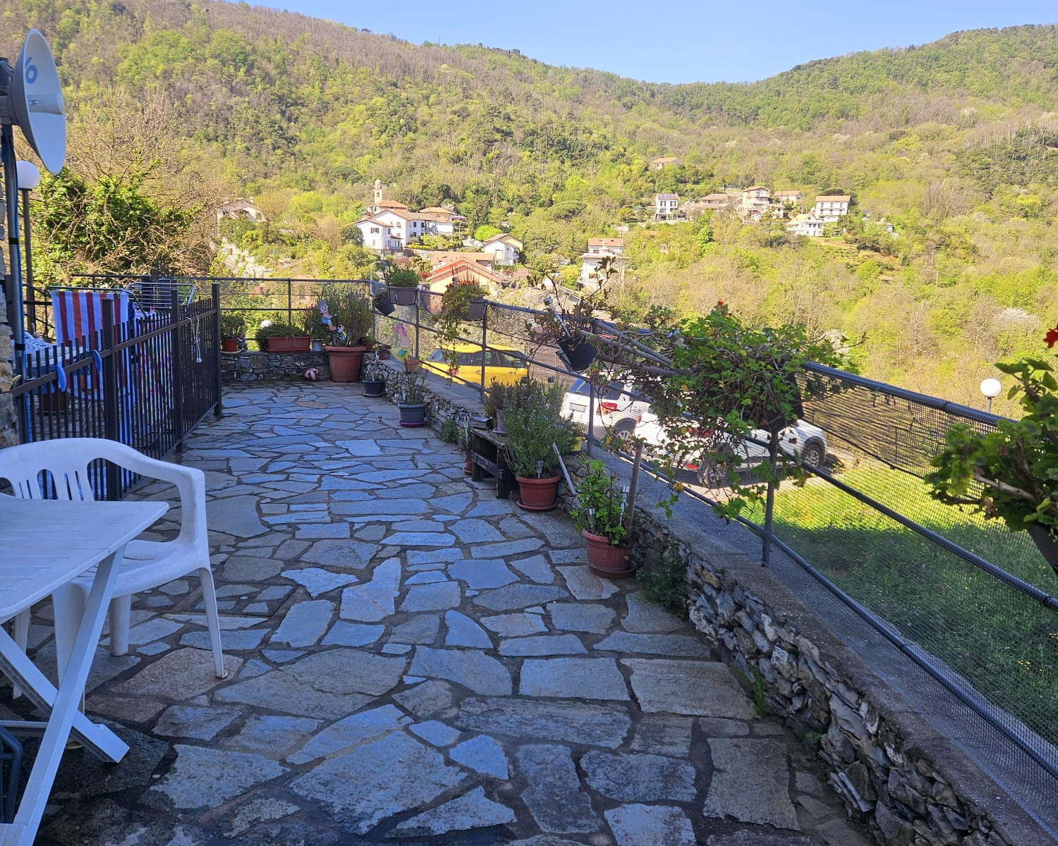 BILOCALE NEL VERDE CON GIARDINO E POSTO AUTO